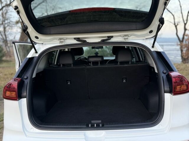 Білий Кіа Niro, об'ємом двигуна 0 л та пробігом 68 тис. км за 21400 $, фото 7 на Automoto.ua