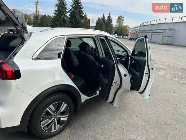 Белый Киа Niro, объемом двигателя 1.6 л и пробегом 40 тыс. км за 25150 $, фото 8 на Automoto.ua