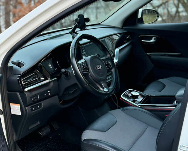 Білий Кіа Niro, об'ємом двигуна 0 л та пробігом 68 тис. км за 21400 $, фото 8 на Automoto.ua