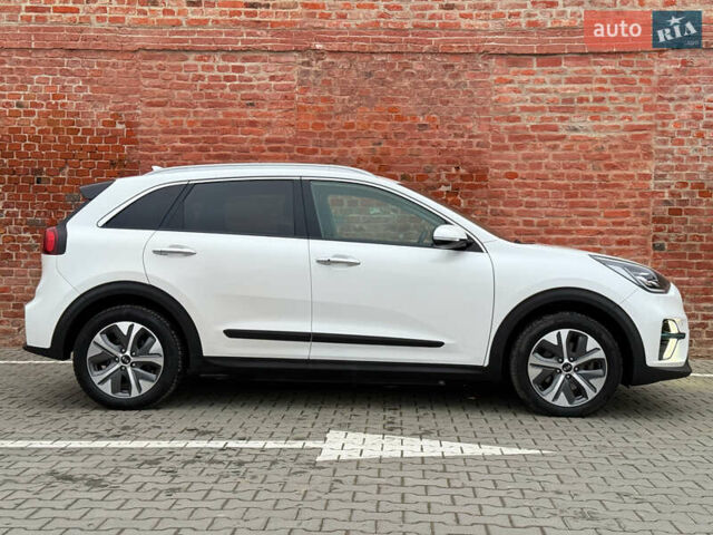 Білий Кіа Niro, об'ємом двигуна 0 л та пробігом 118 тис. км за 20500 $, фото 10 на Automoto.ua