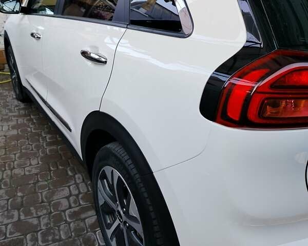 Білий Кіа Niro, об'ємом двигуна 0 л та пробігом 75 тис. км за 19700 $, фото 38 на Automoto.ua
