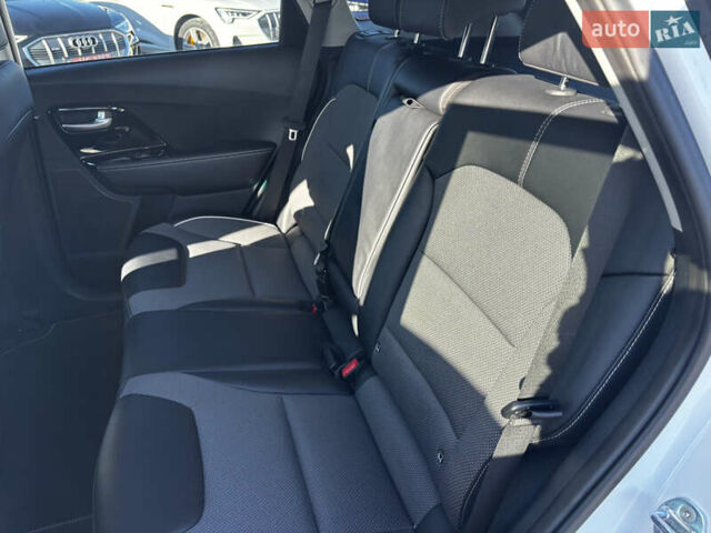 Білий Кіа Niro, об'ємом двигуна 0 л та пробігом 44 тис. км за 23900 $, фото 7 на Automoto.ua