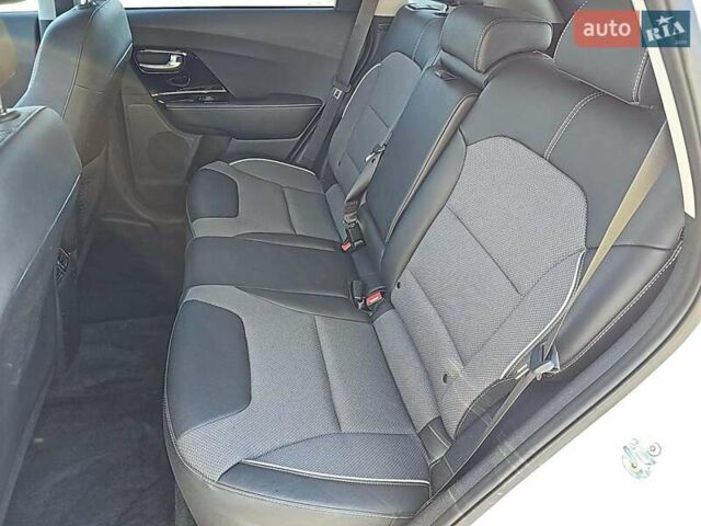 Білий Кіа Niro, об'ємом двигуна 0 л та пробігом 112 тис. км за 13000 $, фото 8 на Automoto.ua