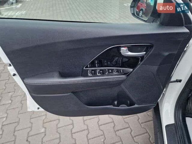 Білий Кіа Niro, об'ємом двигуна 0 л та пробігом 107 тис. км за 20600 $, фото 19 на Automoto.ua