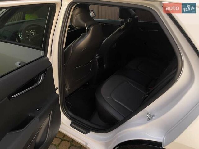 Білий Кіа Niro, об'ємом двигуна 0 л та пробігом 90 тис. км за 25300 $, фото 39 на Automoto.ua