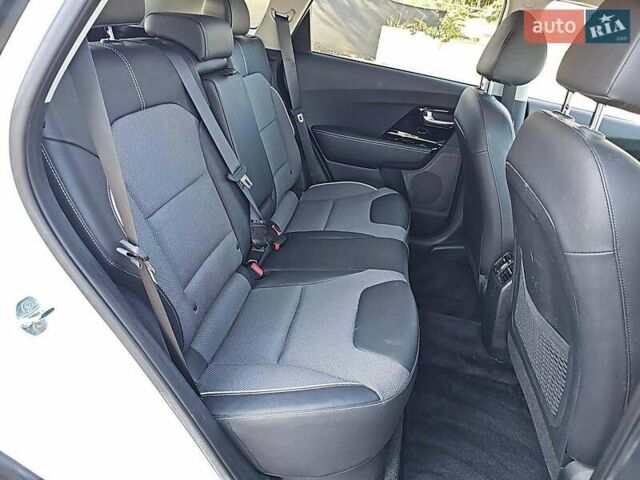 Білий Кіа Niro, об'ємом двигуна 0 л та пробігом 112 тис. км за 13000 $, фото 9 на Automoto.ua