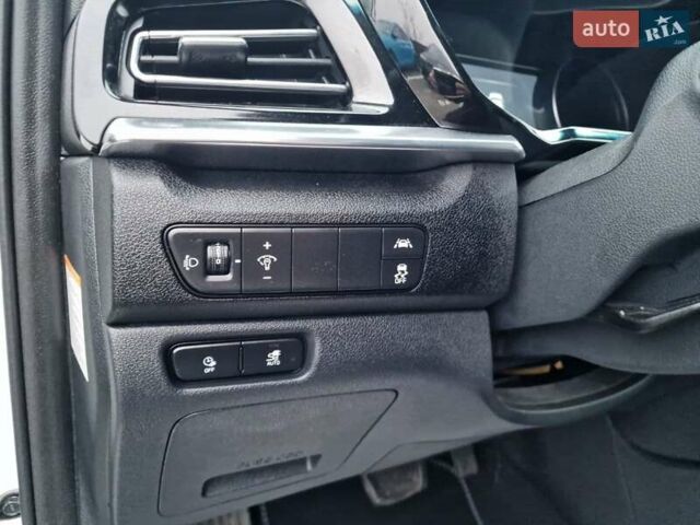 Білий Кіа Niro, об'ємом двигуна 0 л та пробігом 107 тис. км за 20600 $, фото 21 на Automoto.ua