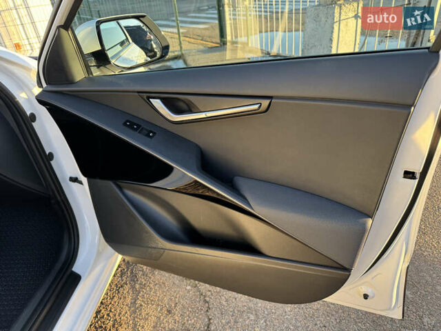 Білий Кіа Niro, об'ємом двигуна 1.58 л та пробігом 61 тис. км за 25990 $, фото 39 на Automoto.ua