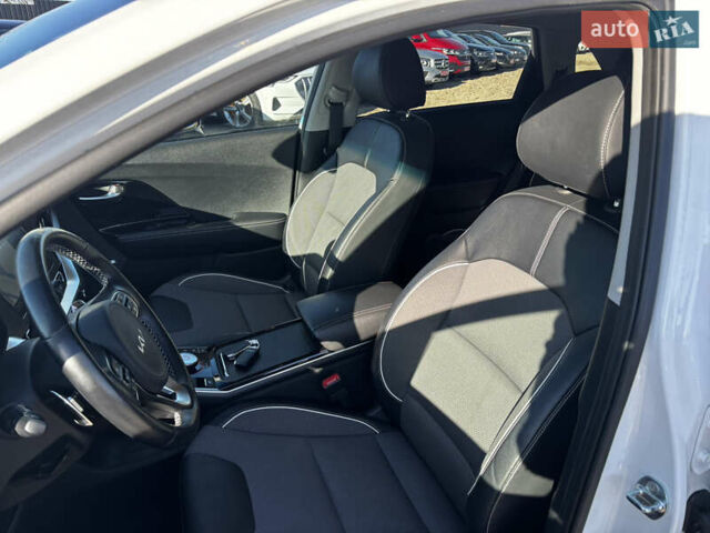 Білий Кіа Niro, об'ємом двигуна 0 л та пробігом 44 тис. км за 23900 $, фото 29 на Automoto.ua