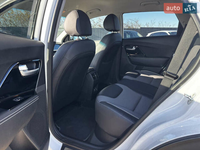 Білий Кіа Niro, об'ємом двигуна 0 л та пробігом 44 тис. км за 23900 $, фото 9 на Automoto.ua