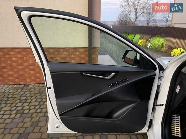 Білий Кіа Niro, об'ємом двигуна 0 л та пробігом 90 тис. км за 25300 $, фото 23 на Automoto.ua