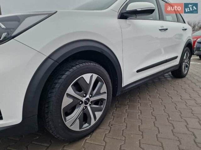 Білий Кіа Niro, об'ємом двигуна 0 л та пробігом 107 тис. км за 20600 $, фото 2 на Automoto.ua