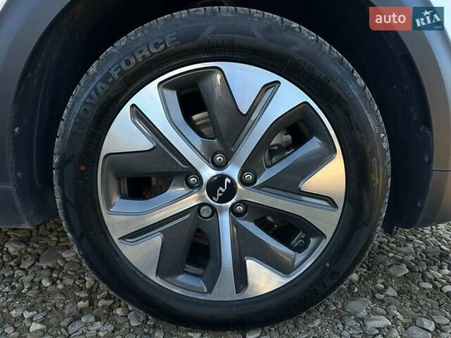 Білий Кіа Niro, об'ємом двигуна 0 л та пробігом 59 тис. км за 24900 $, фото 31 на Automoto.ua