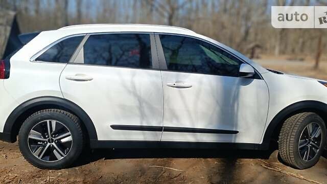 Білий Кіа Niro, об'ємом двигуна 1.58 л та пробігом 30 тис. км за 23500 $, фото 9 на Automoto.ua