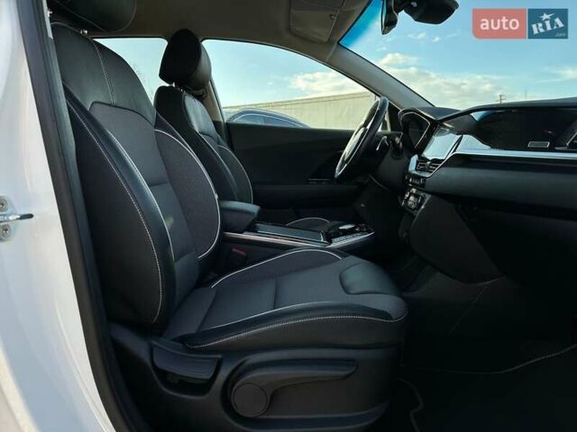 Білий Кіа Niro, об'ємом двигуна 0 л та пробігом 31 тис. км за 24800 $, фото 95 на Automoto.ua