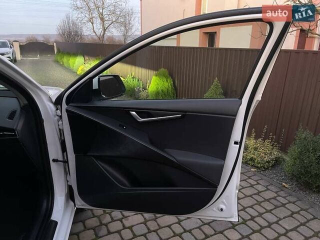 Білий Кіа Niro, об'ємом двигуна 0 л та пробігом 90 тис. км за 25300 $, фото 48 на Automoto.ua