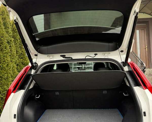 Білий Кіа Niro, об'ємом двигуна 1.58 л та пробігом 40 тис. км за 35000 $, фото 14 на Automoto.ua