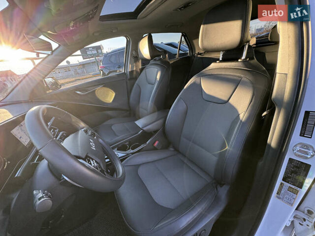 Білий Кіа Niro, об'ємом двигуна 1.58 л та пробігом 61 тис. км за 25990 $, фото 26 на Automoto.ua