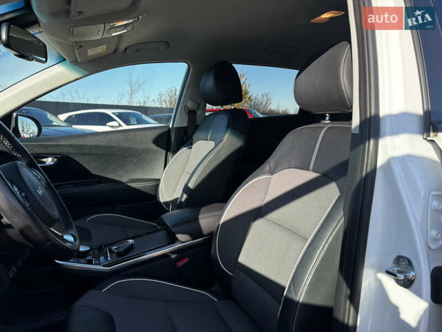 Білий Кіа Niro, об'ємом двигуна 0 л та пробігом 44 тис. км за 23900 $, фото 30 на Automoto.ua