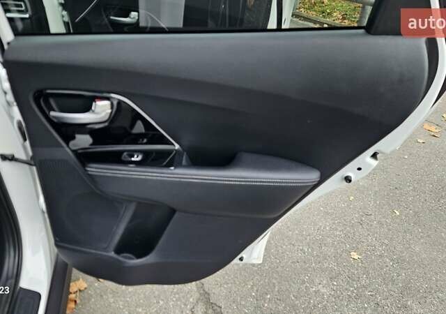 Белый Киа Niro, объемом двигателя 0 л и пробегом 131 тыс. км за 19999 $, фото 30 на Automoto.ua