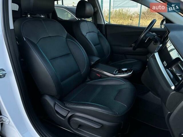 Білий Кіа Niro, об'ємом двигуна 0 л та пробігом 59 тис. км за 24900 $, фото 90 на Automoto.ua