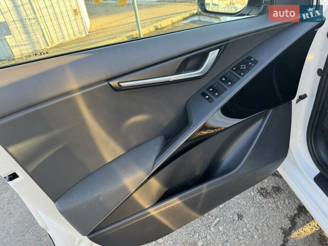 Білий Кіа Niro, об'ємом двигуна 1.58 л та пробігом 61 тис. км за 25990 $, фото 13 на Automoto.ua