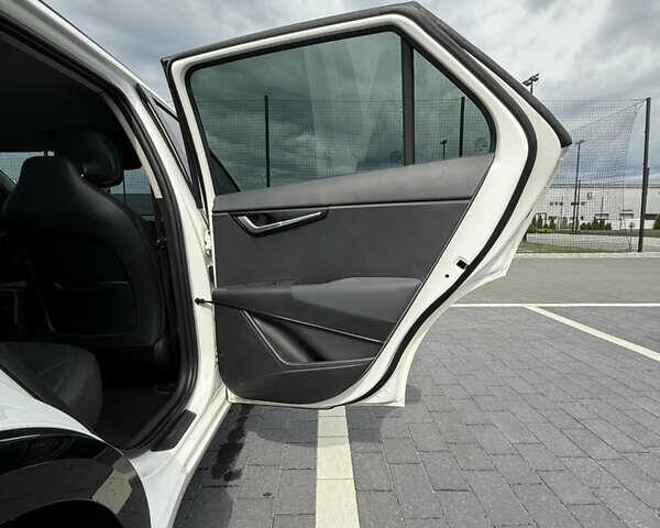 Белый Киа Niro, объемом двигателя 0 л и пробегом 56 тыс. км за 24999 $, фото 3 на Automoto.ua