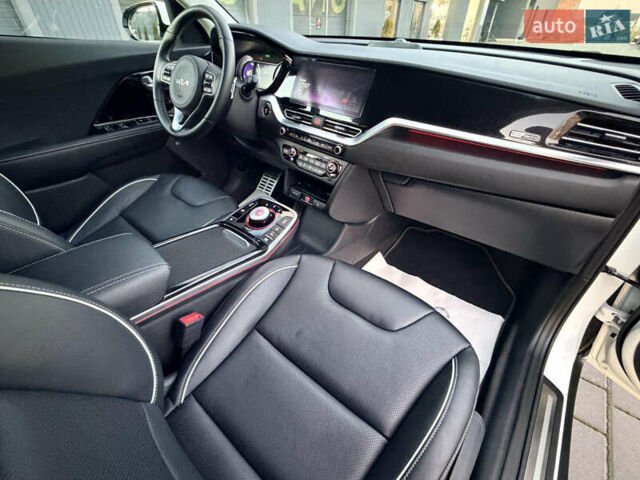 Білий Кіа Niro, об'ємом двигуна 0 л та пробігом 30 тис. км за 24700 $, фото 17 на Automoto.ua