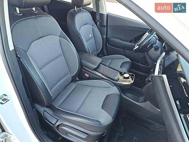 Білий Кіа Niro, об'ємом двигуна 0 л та пробігом 112 тис. км за 13000 $, фото 6 на Automoto.ua