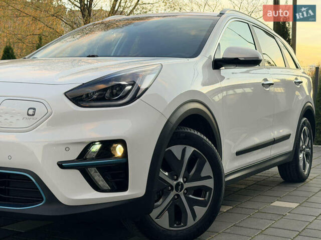 Білий Кіа Niro, об'ємом двигуна 0 л та пробігом 30 тис. км за 24700 $, фото 6 на Automoto.ua