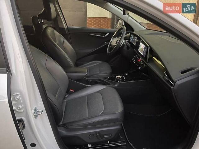 Білий Кіа Niro, об'ємом двигуна 0 л та пробігом 90 тис. км за 25300 $, фото 49 на Automoto.ua