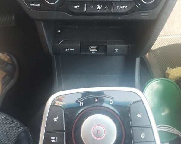 Білий Кіа Niro, об'ємом двигуна 0 л та пробігом 28 тис. км за 14000 $, фото 4 на Automoto.ua