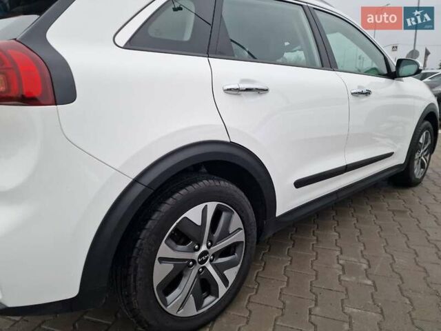 Білий Кіа Niro, об'ємом двигуна 0 л та пробігом 107 тис. км за 20600 $, фото 9 на Automoto.ua