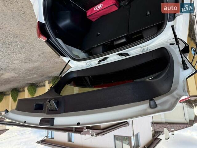 Белый Киа Niro, объемом двигателя 0 л и пробегом 94 тыс. км за 21900 $, фото 123 на Automoto.ua