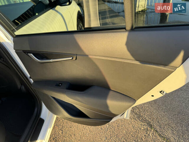 Білий Кіа Niro, об'ємом двигуна 1.58 л та пробігом 61 тис. км за 25990 $, фото 36 на Automoto.ua