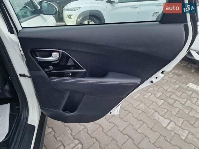 Білий Кіа Niro, об'ємом двигуна 0 л та пробігом 107 тис. км за 20600 $, фото 36 на Automoto.ua