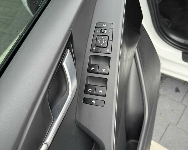 Белый Киа Niro, объемом двигателя 0 л и пробегом 56 тыс. км за 24999 $, фото 12 на Automoto.ua