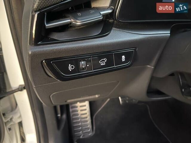 Білий Кіа Niro, об'ємом двигуна 0 л та пробігом 90 тис. км за 25300 $, фото 28 на Automoto.ua