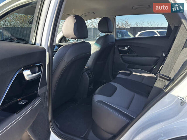 Білий Кіа Niro, об'ємом двигуна 0 л та пробігом 44 тис. км за 23900 $, фото 6 на Automoto.ua