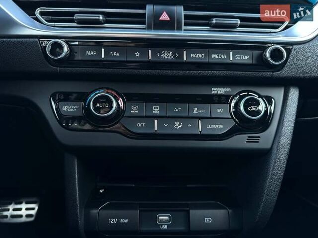 Білий Кіа Niro, об'ємом двигуна 0 л та пробігом 59 тис. км за 24900 $, фото 60 на Automoto.ua