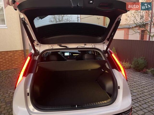 Білий Кіа Niro, об'ємом двигуна 0 л та пробігом 90 тис. км за 25300 $, фото 41 на Automoto.ua