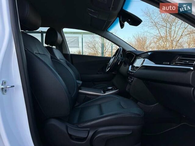Білий Кіа Niro, об'ємом двигуна 0 л та пробігом 59 тис. км за 24900 $, фото 89 на Automoto.ua