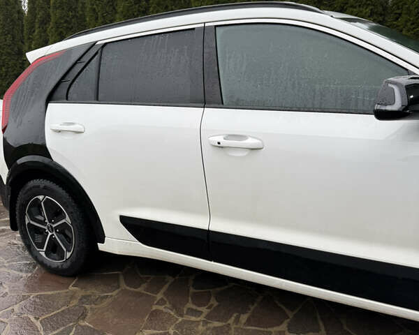 Білий Кіа Niro, об'ємом двигуна 1.58 л та пробігом 40 тис. км за 35000 $, фото 2 на Automoto.ua