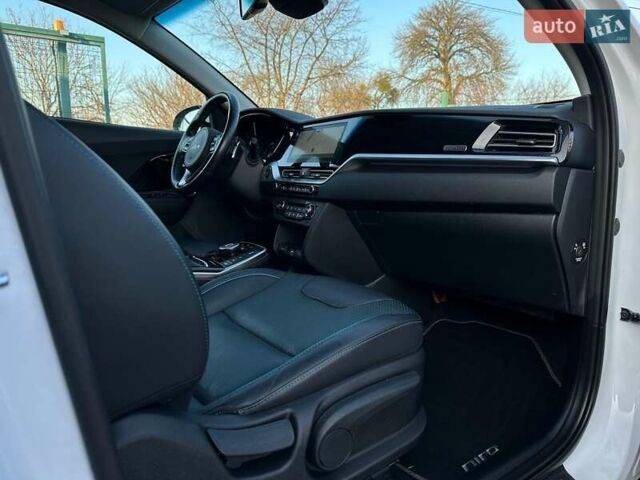 Білий Кіа Niro, об'ємом двигуна 0 л та пробігом 59 тис. км за 24900 $, фото 88 на Automoto.ua