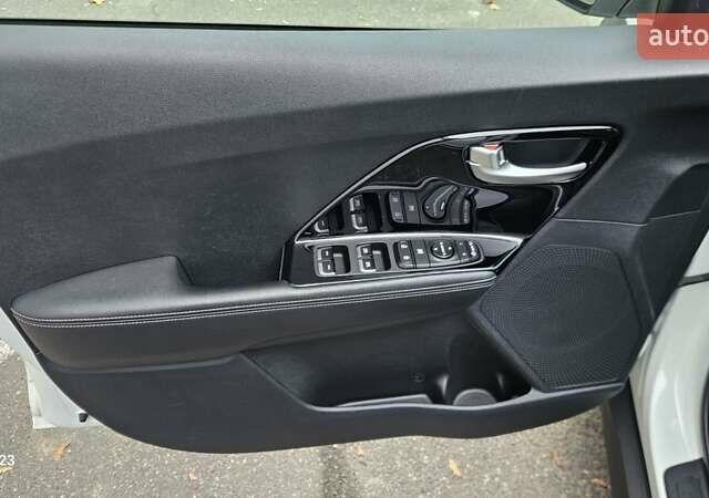 Белый Киа Niro, объемом двигателя 0 л и пробегом 131 тыс. км за 19999 $, фото 27 на Automoto.ua