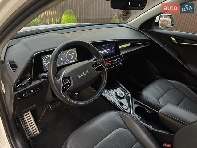 Білий Кіа Niro, об'ємом двигуна 0 л та пробігом 90 тис. км за 25300 $, фото 26 на Automoto.ua