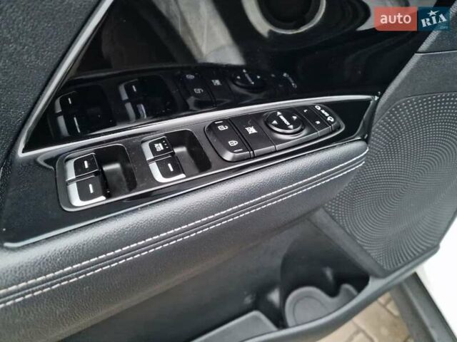 Білий Кіа Niro, об'ємом двигуна 0 л та пробігом 107 тис. км за 20600 $, фото 20 на Automoto.ua