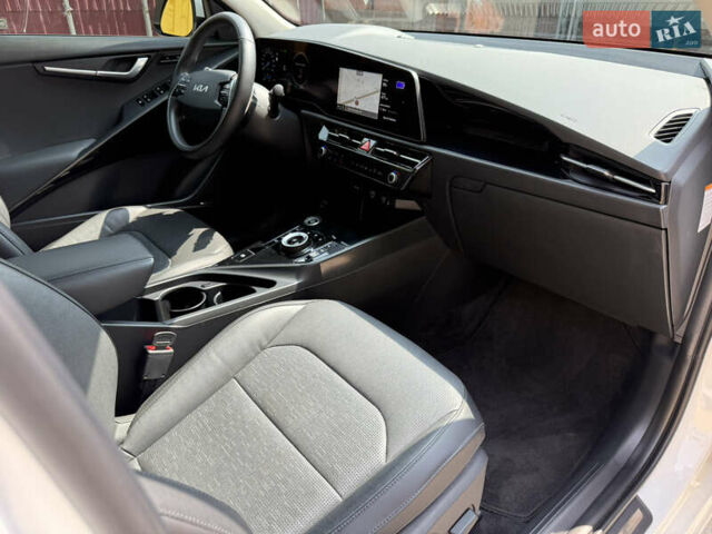 Киа Niro 2023 в Умани на Automoto.ua Белый Киа Niro, объемом двигателя 0 л и пробегом 83 тыс. км за 24600 $, фото 36 на Automoto.ua