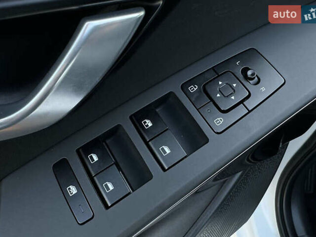 Білий Кіа Niro, об'ємом двигуна 0 л та пробігом 27 тис. км за 18700 $, фото 18 на Automoto.ua