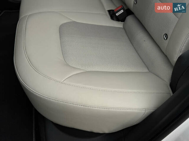 Білий Кіа Niro, об'ємом двигуна 0 л та пробігом 85 тис. км за 26899 $, фото 164 на Automoto.ua